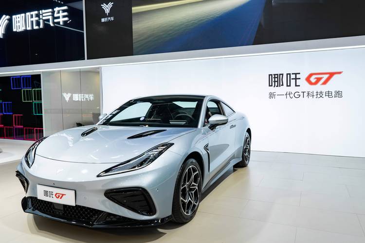 东莞194哪吒汽车在智能汽车领域的表现，领途汽车在新能源汽车市场中的影响力